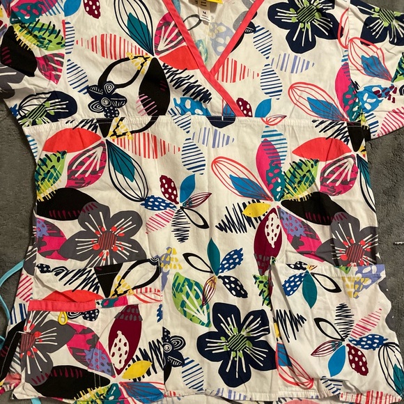 Scrub tops - Picture 6 of 16
